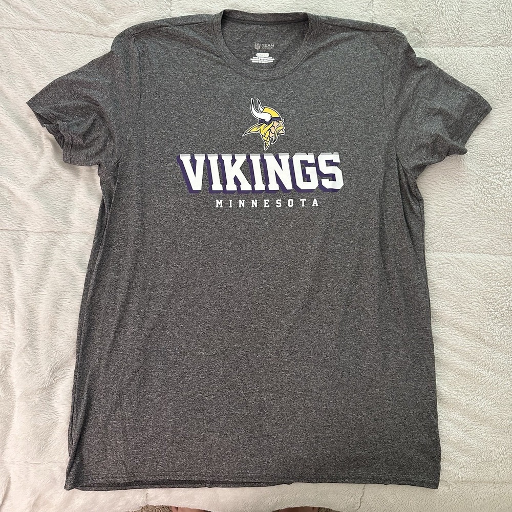 Minnesota Vikings graphic t-shirt features a heather gray XL